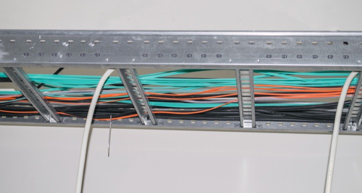 Best-cable-management_Cable-tray-installation