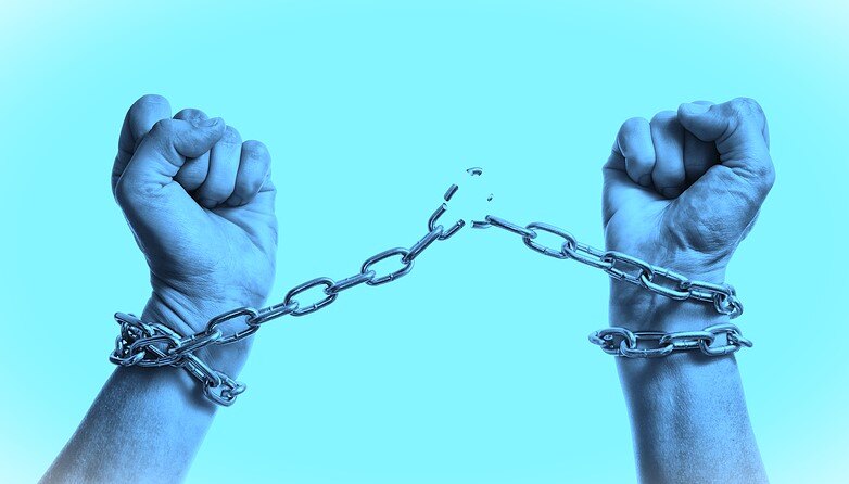 dual-sourcing-supply-chain - hands breaking free of chains